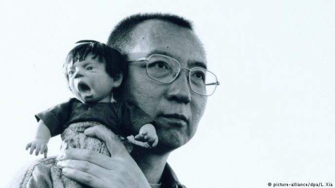 刘晓波抱丑娃娃